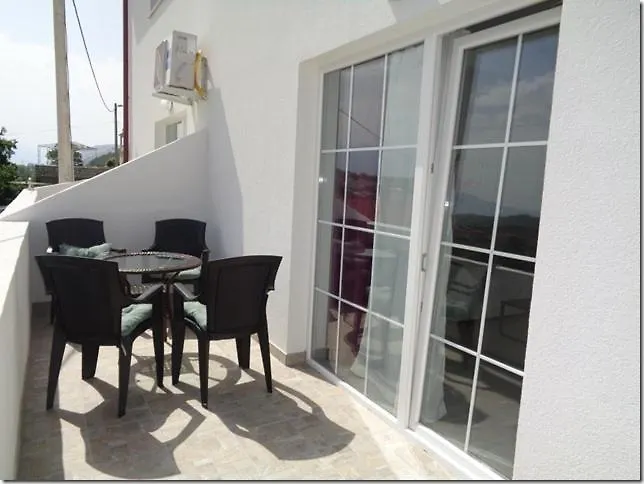 Apartments Marina Lopar 0*,
